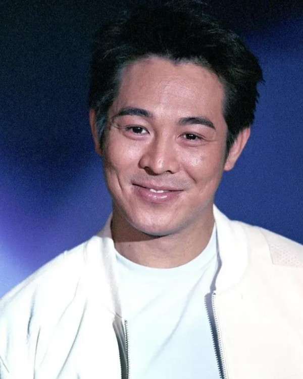 流氓头头说娱乐:那年,李连杰邀请鲁豫来家里吃饭,鲁豫看着一盘腊肉,夹起来尝了几片,觉得挺好吃,准备再吃一些,李连杰说这是珍藏5年的极品火腿,鲁豫听说这肉五年了,就不再动筷子了。
鲁豫经常采访一些名人大腕,《鲁豫有约》最大的看点就是和其它节目将嘉宾邀请到电视台做采访不同,很多时候是由鲁豫前去嘉宾家里或者工作的地方采访,因为这样能更加的了解嘉宾,更加真实。
有一次,她受邀去到李连杰在上海的别墅内,没想...