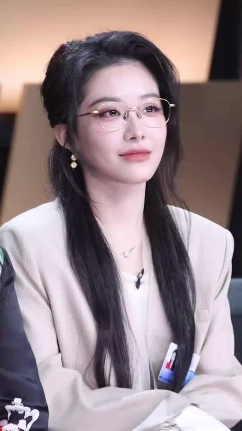 喻言直拍 很少见到喻言这么知性的一面！