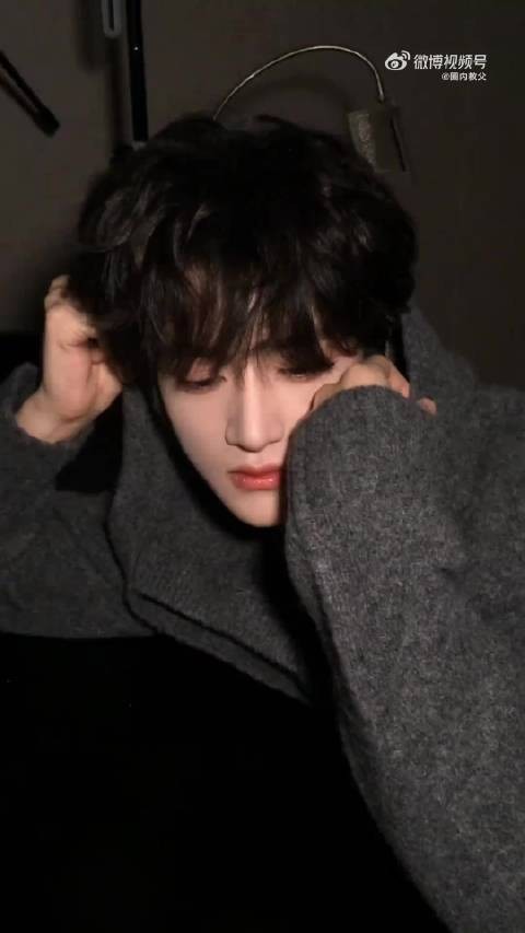 邓佳鑫完全睫毛精吧！氛围感绝了！能多发多营业吗？