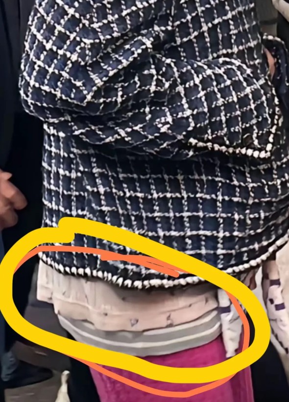 小安安：在这个星光熠熠的娱乐圈里，每一位明星的穿搭都是众人瞩目的焦点，尤其是那些走在时尚前沿的潮人们，他们的每一次亮相都仿佛是一场视觉盛宴。然而，今天我们要聊的这位大明星，却用他的独特穿搭方式，让我们大跌眼镜，他就是——权志龙。

在一次公开活动中，权志龙一身香奈儿时尚装扮惊艳亮相，那精致的设计、优雅的剪裁，无一不彰显着他的时尚品味。然而，当镜头不经意间扫过他的内搭时，却让人忍不住笑出了声。确认过...