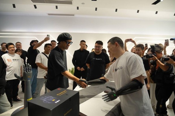 “科技向善，温情无界”：强脑科技携手足球巨星罗纳尔迪尼奥发起公益活动