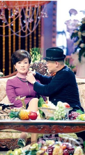 周立波婚礼第二天便携富婆妻子做客某家庭节目。