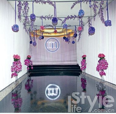 杨千嬅婚宴会场中间的 “RM”即两人的英文名缩写。