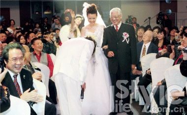 三场婚宴要数黄国伦、寇乃馨最为铺张，整个婚礼充斥商业味道。