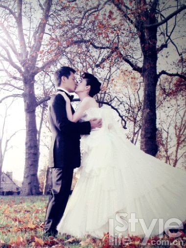 杨千嬅和丁子高选择了见证幸福的巴黎结婚相册作为回礼。