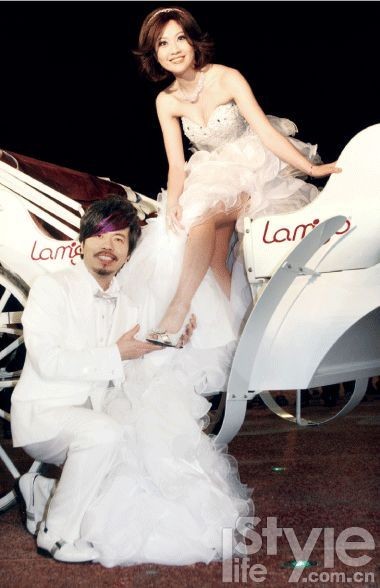 黄国伦和寇乃馨基本按照传统的婚礼程序走了一遍。