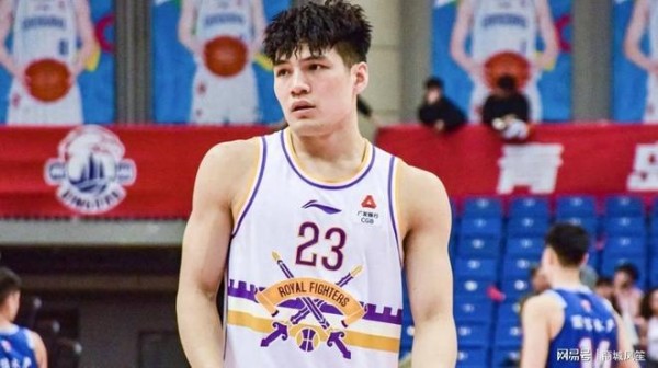 陈国豪离开北控男篮加盟广州，转会风波背后的CBA青年培养困局