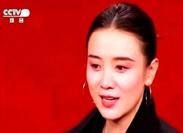 拿奖刚过几天，私生活被曝，人民日报紧急救场！