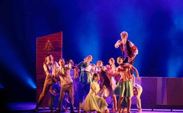 揭秘娱乐圈：明星光环背后的权力博弈