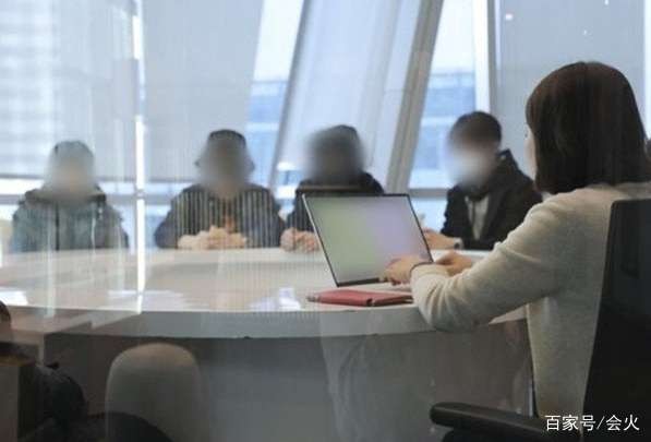 53岁女老板性骚扰6位男练习生？网友直言：市场太乱，成名不易！