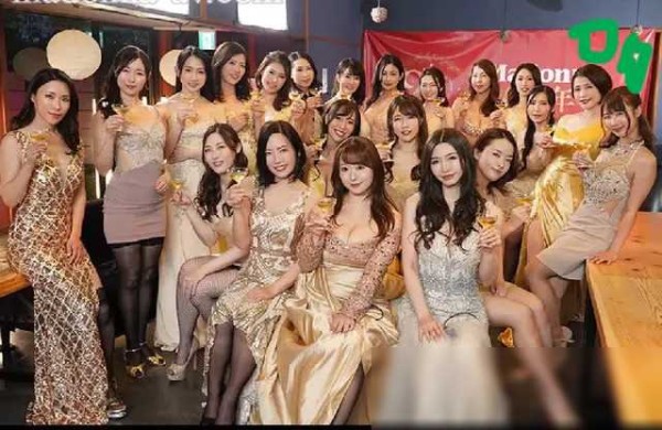 哼你爱的歌：这张合影啊，简直就像是一幅娱乐圈的百科全书！图上的明星们真是个个都是大佬级别的存在，一个个都有着自己闪闪发光的光环！
首先咱们来看看那些老戏骨，他们可都是娱乐圈的活化石啊！年轻时候一出道就红遍了大江南北，现在虽然岁数大了，但人气依旧在线，粉丝们对他们的喜爱可是一点没变。这些老戏骨们的出现，简直就是对娱乐圈的一个历史的回顾，让我们看到了那些年的辉煌。
除了老戏骨，还有一些新生代的明星，他...