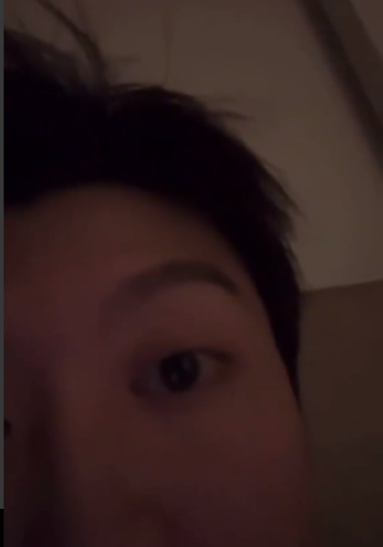 小安说事：在这个星光熠熠的娱乐圈里，明星们的一举一动总是能牵动万千粉丝的心。这不，范丞丞的一次凌晨直播，就在网络上掀起了不小的波澜。
话说那天深夜，范丞丞似乎被某种神秘的力量驱使，突然兴起，拿起手机就开始了直播。时间定格在凌晨三点，一个大多数人已进入梦乡的时刻。直播中的他，头发略显凌乱，脸上没有丝毫妆容的修饰，完全是一副“纯天然”的模样。
灯光昏暗，仿佛为这场直播披上了一层神秘的面纱。范丞丞的声音...