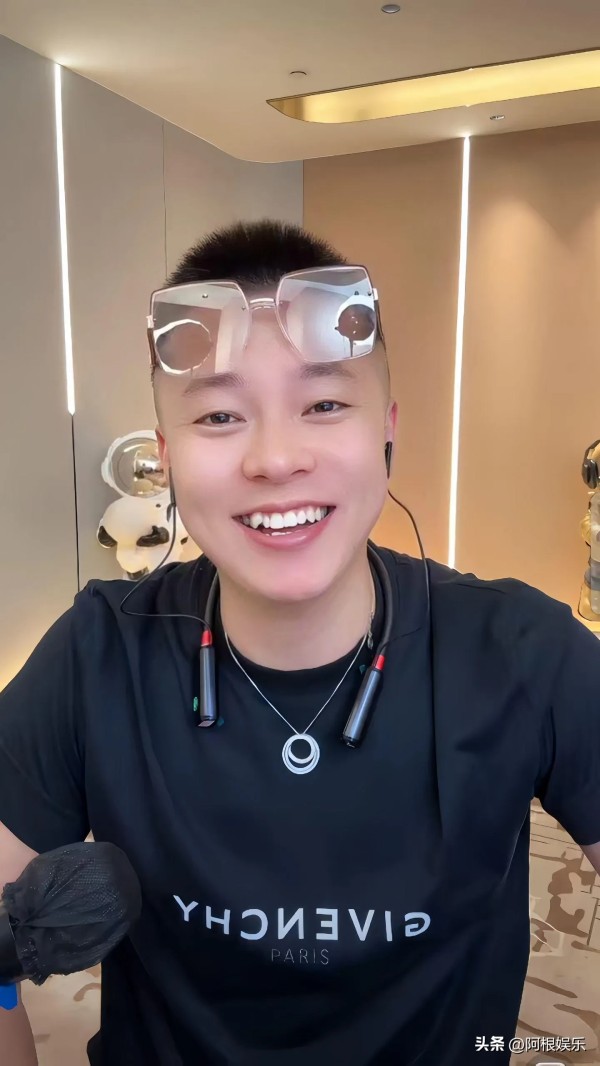 阿根娱乐:在竞争激烈的直播领域,胜仔凭借一套精妙绝伦的福利与承诺策略,成功打造出了一个忠诚度极高的粉丝王国,具体体现在以下几个精彩纷呈的方面:
一、胜仔的直播间就像是一座永不落幕的欢乐城堡,常态化福利机制便是这座城堡中最吸引人的宝藏
二、直播过程中,福袋抽奖和限时优惠活动如同一场场绚丽多彩的魔法表演,定期闪亮登场。想象一下,屏幕上突然弹出一个个装满惊喜的福袋,里面不仅有签名洗衣液这种独具特色的奖品...