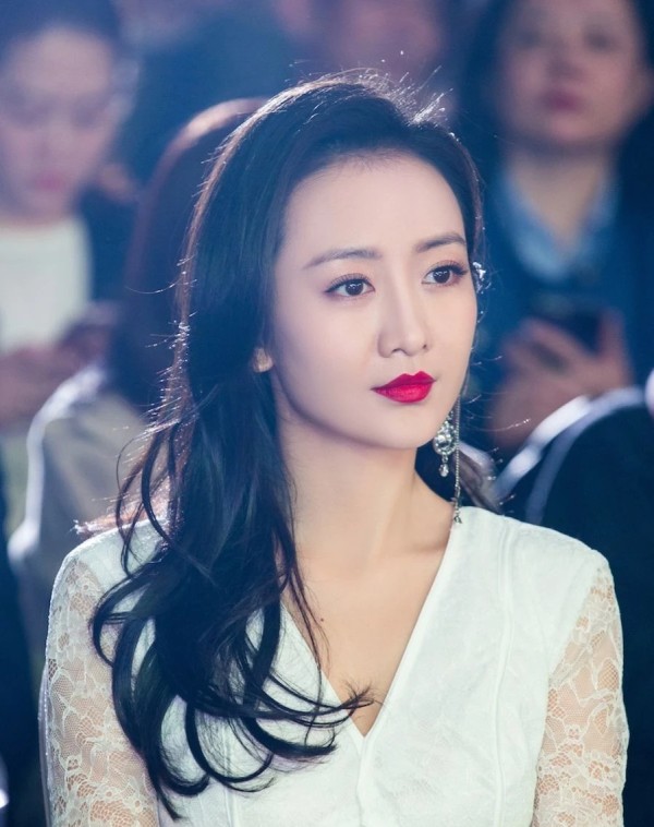 秀姐文章：这种情况在娱乐圈并不罕见，明星之间的竞争和合作总是充满着各种变数和策略。杨幂和王鸥作为两位备受关注的演员，她们的作品和动态自然会引发大量的关注和讨论。

从商业角度来看，无论是杨幂还是王鸥，她们都需要通过作品和宣传来保持自己的热度和关注度。而在这个过程中，与业内好友的合作和互动，以及通过各种方式吸引观众的眼球，都是常见的手段。

至于这次包场事件，虽然引发了一些争议和讨论，但从结果来看，...