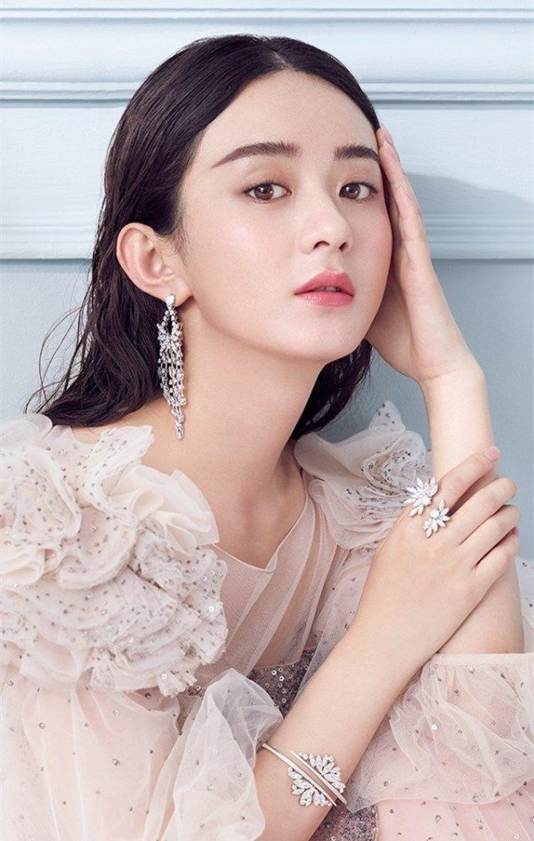 赵丽颖上台领奖，两次被赞敬业！有人注意到她连说三个“没有”？