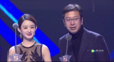 赵丽颖上台领奖，两次被赞敬业！有人注意到她连说三个“没有”？