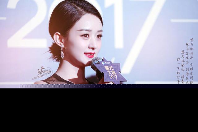 赵丽颖上台领奖，两次被赞敬业！有人注意到她连说三个“没有”？