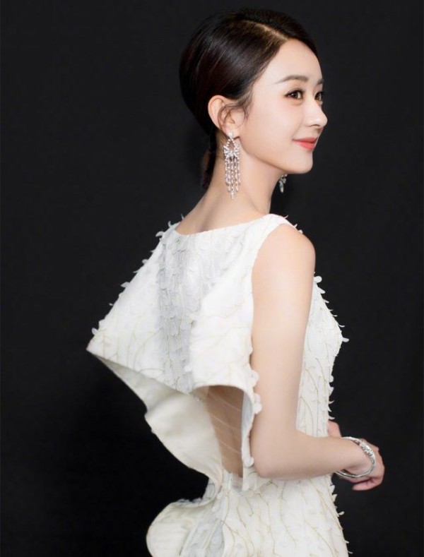 赵丽颖上台领奖，两次被赞敬业！有人注意到她连说三个“没有”？