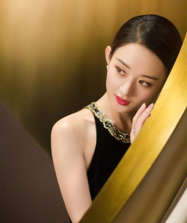 赵丽颖上台领奖，两次被赞敬业！有人注意到她连说三个“没有”？