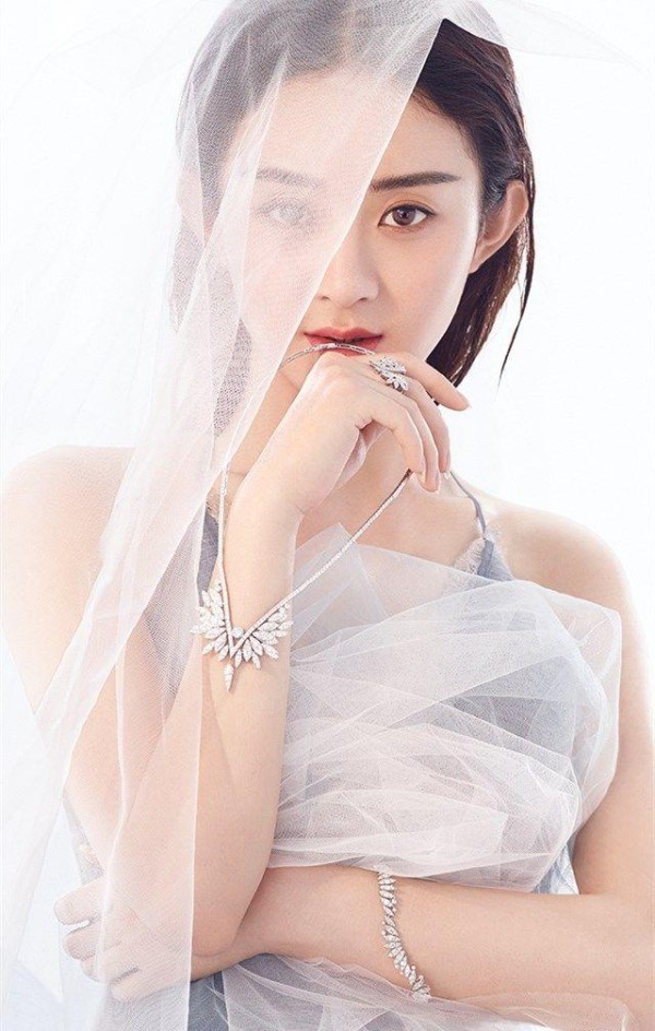 赵丽颖上台领奖，两次被赞敬业！有人注意到她连说三个“没有”？