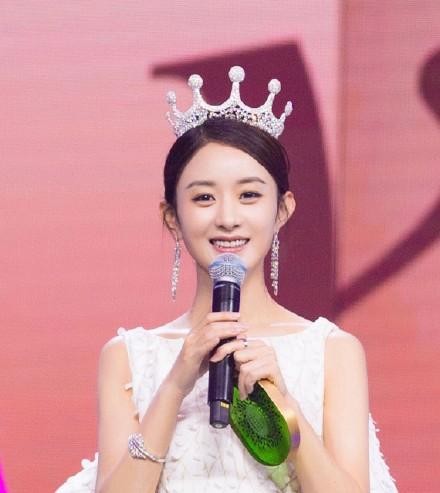 赵丽颖两天内荣获两个大奖，她的衣服成为了最大的亮点