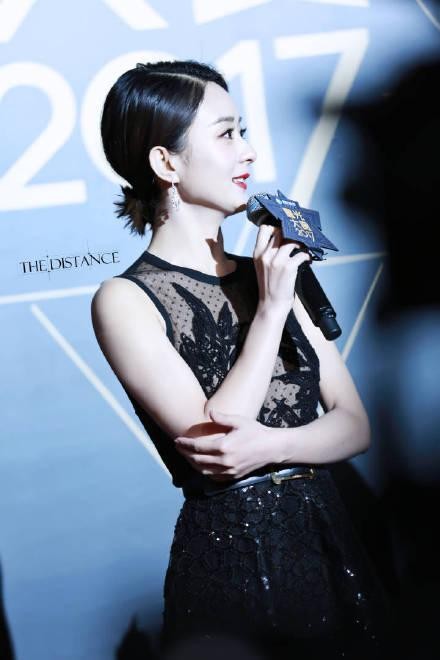 赵丽颖两天内荣获两个大奖，她的衣服成为了最大的亮点