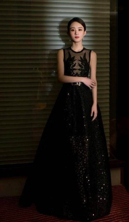 赵丽颖两天内荣获两个大奖，她的衣服成为了最大的亮点