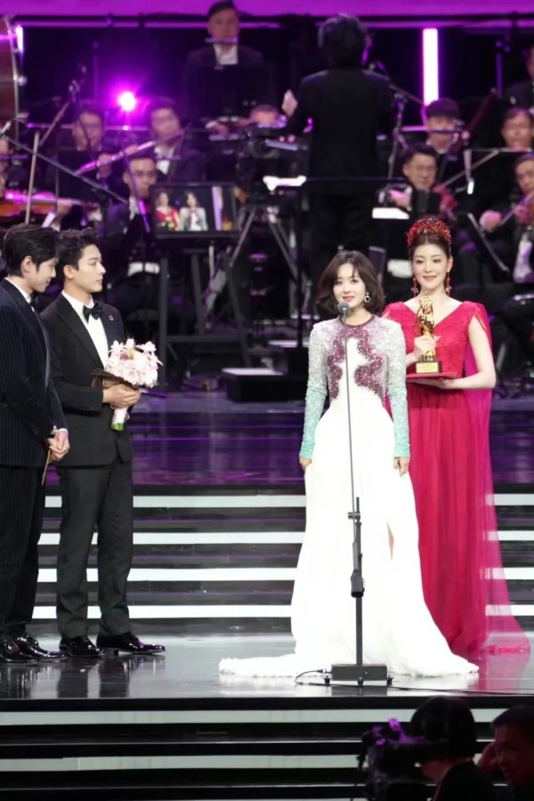 赵丽颖获“飞天奖”，本人深夜发文回应