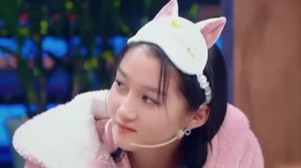 吴磊带来关晓彤小时候的照片,关晓彤吐槽:好黑啊,我的天!