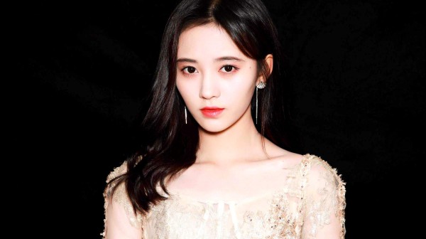 鞠婧祎演出出事故?肩带滑落鞠婧祎淡定扶起,瞬间圈粉无数!