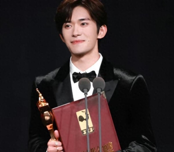 24岁时摘得金鸡影帝，易烊千玺的封神之路，暗藏着3个硬核原因