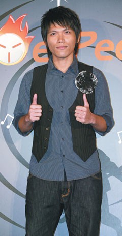 杨宗纬上台清唱，嗓音依旧迷人