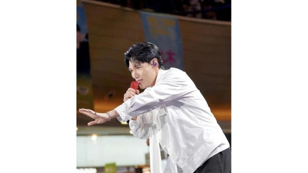 杨宗纬半夜报平安，网友集体松口气，中年人共鸣情绪