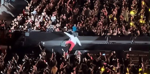 舞台表演现场:艺人在观众中间互动引发热烈反响