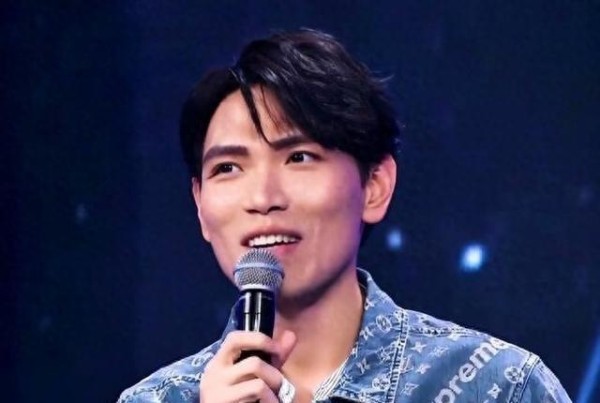 47岁杨宗纬六根肋骨断裂，深夜发文透露隐情，看着都疼