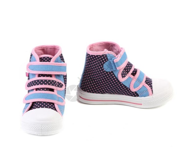 全明星时装女郎的鞋贴近了背景