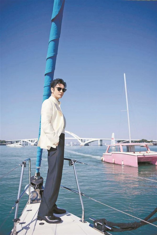 　　黄晓明打卡五缘湾游艇港。（图源：微博@黄晓明工作室）