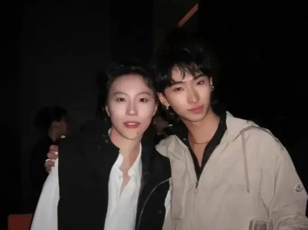 悠悠唠一唠：王菲和伊能静会结为亲家吗？这个话题一经爆出，瞬间引发了网友们的热议。其实，两位艺人的“亲家之情”并非突如其来，而是因为他们的孩子窦靖童和庾恩利的一次合影。看着那张照片，窦靖童和庾恩利站在一起，似乎真的很有缘分。两人不仅在外形上有些相似，更重要的是，他们在艺术上的高度契合。
窦靖童，作为王菲的女儿，一直以来就被认为是艺术天赋出众的人。她对音乐的理解深刻且独特，完全继承了母亲的音乐基因。庾...