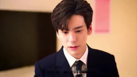 长芝分享：魏哲鸣因张佳宁和其男友被拍收获了一批 cp 粉。然而，张佳宁并不愿炒作这些来提纯粉丝。此前，她与屈楚萧的 cp 粉曾追着她骂，还有激进粉丝给她 p 黑图。张佳宁一直专注于演艺事业，对于无端的骂声和恶意行为，她选择默默承受。在娱乐圈中，很多明星会利用 cp 热度提升自己的人气，但张佳宁却坚守自己的原则。她用作品说话，不断打磨演技。被拍事件中，她也没有借此机会进行炒作。这种低调的态度在娱乐圈...