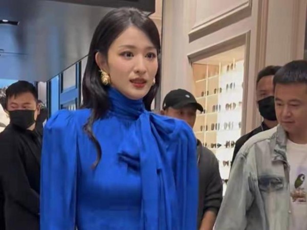 王楚然GUCCI蓝裙路透 明艳贵气引爆热度