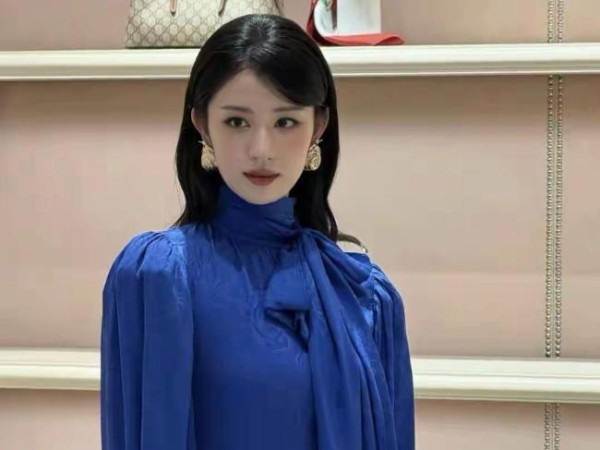 王楚然GUCCI蓝裙路透 明艳贵气引爆热度