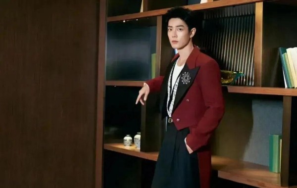 肖战33岁生日：品牌联动与粉丝热潮展现他的综合魅力