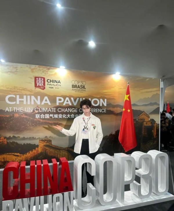 丁禹兮中英文宣传环保 低调亮相显专业态度