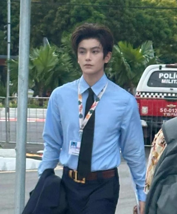 丁禹兮中英文宣传环保 低调亮相显专业态度