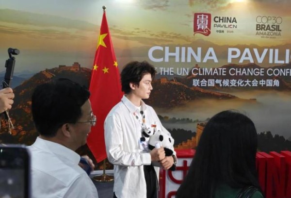 丁禹兮中英文宣传环保 低调亮相显专业态度