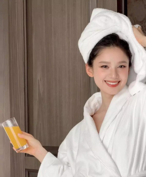 反差感拉满，张婧仪浴袍照杀疯了，素颜笑眼比兰蔻活动造型还圈粉！