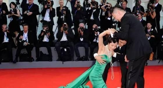 明星红毯赖着不走 被保安轰了好几遍