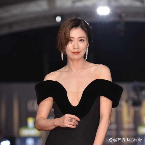 金钟奖红毯发型：贾静雯层次剪超亮眼，林心如中直长发优雅有气势