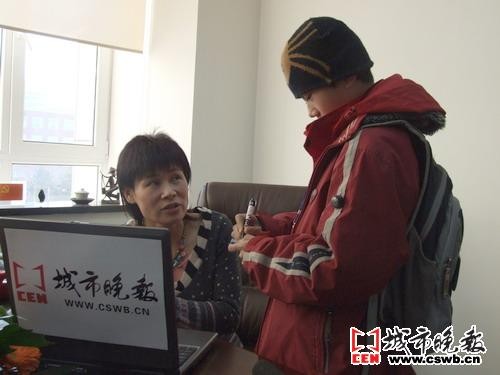 小记者采访大明星毫不怯场 敢冲敢问当仁不让