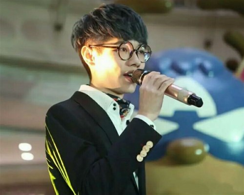 李行亮明星见面会现场演唱《聊聊》